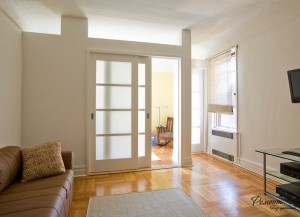 Раздвижные двери со стеклянными элементами