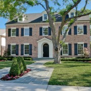 Двухэтажный дом с оконными ставнями