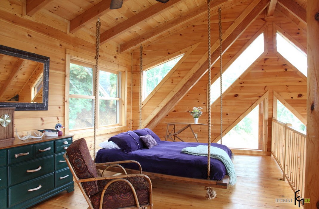 Подвесная кровать с фиолетовым покрывалом