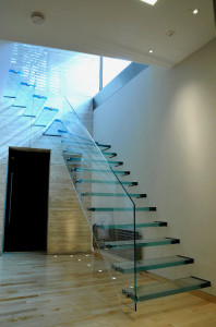 Фото необычной лестницы из стекла