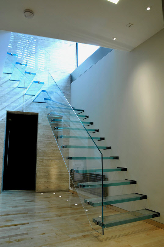 Фото незвичайних сходів зі скла