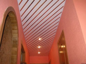 Реечный потолок в прихожей