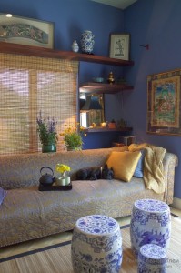 Небольшая комната в синих тонах