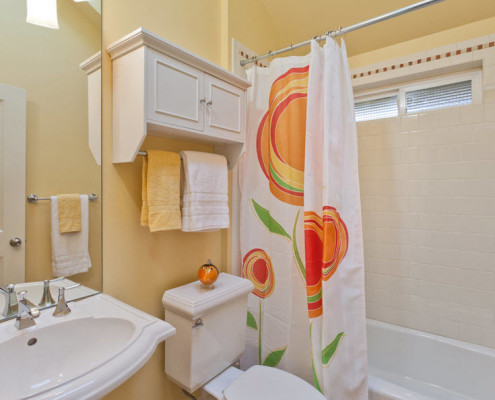 Как обустроить маленькую ванную комнату