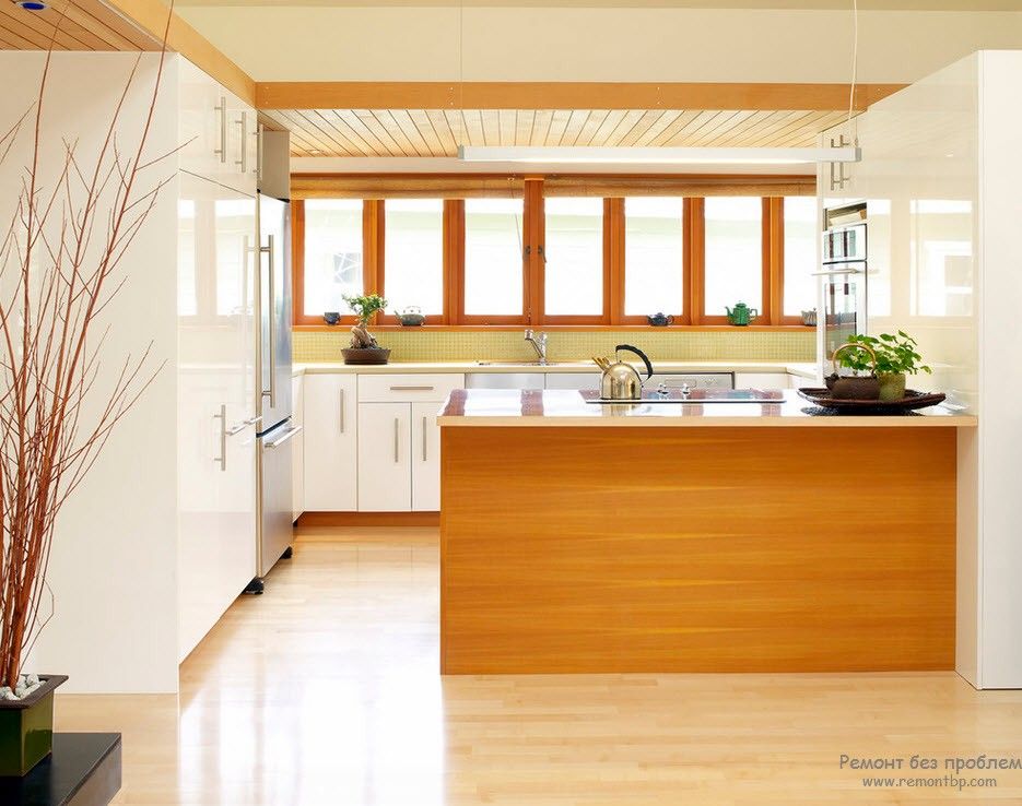 Стильный дизайн потолка на кухне