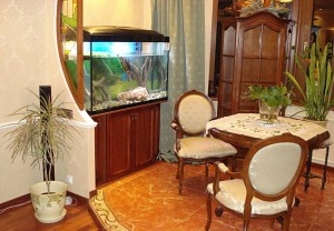 Интерьер комнаты с аквариумом