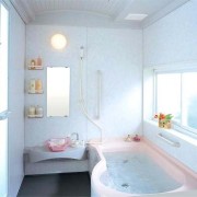 Светлый интерьер маленькой ванной комнаты