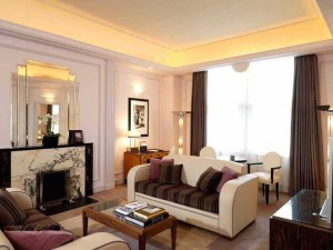 Светлая гостиная арт-деко в интерьере