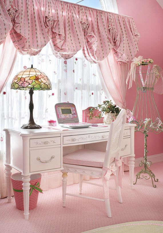 Рожева кімната для дівчинки підлітка
