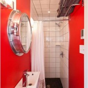 Красная маленькая ванная на фото