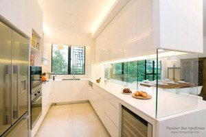 Белая стеклянная кухня