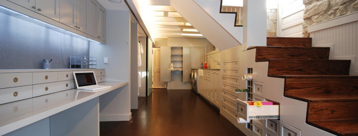 Гостиная с лестницей