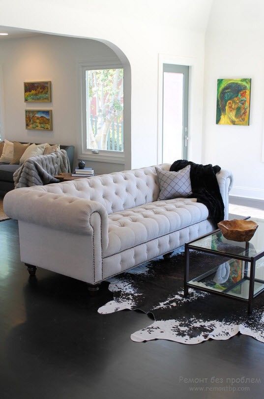 Класичний білий диван