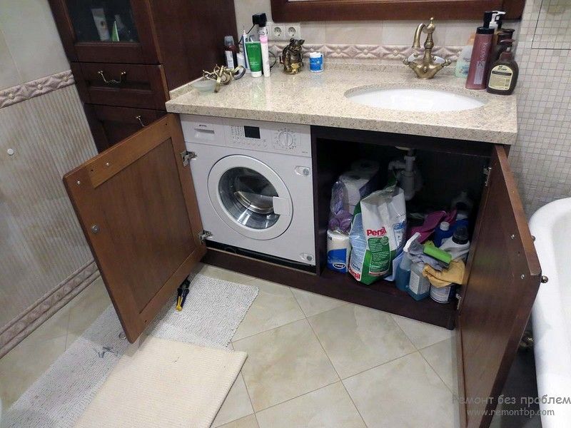 Захована пральна машинка у ванній кімнаті