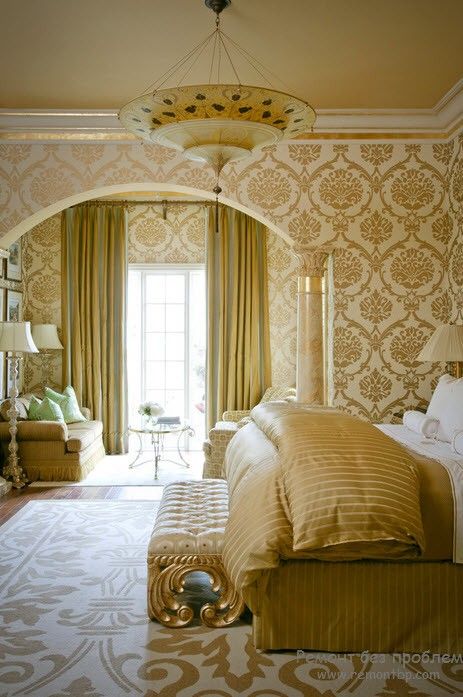 Красивая светлая спальня с золотом