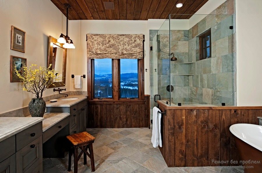 Зеркало в деревянной раме в ванной комнате