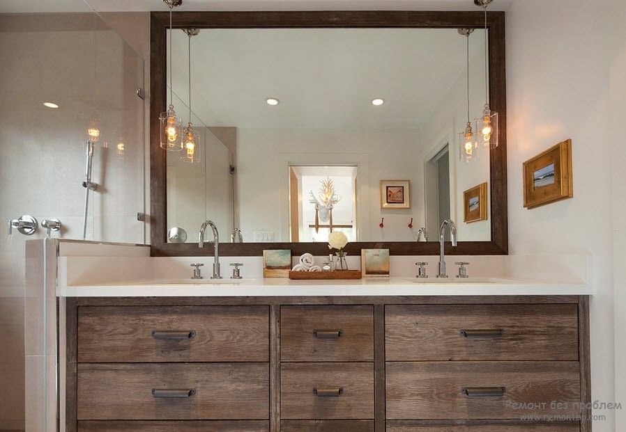 Размещение зеркала в деревянной раме в ванной комнате