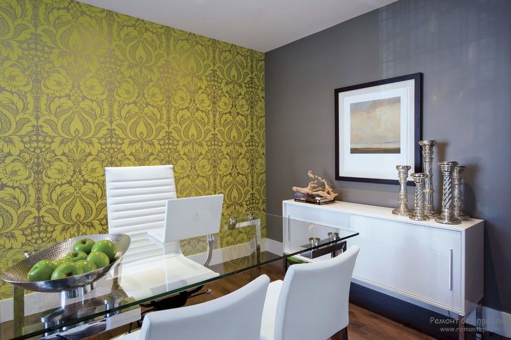Интерьер гостиной с белой мебелью, разбавленный другими цветами