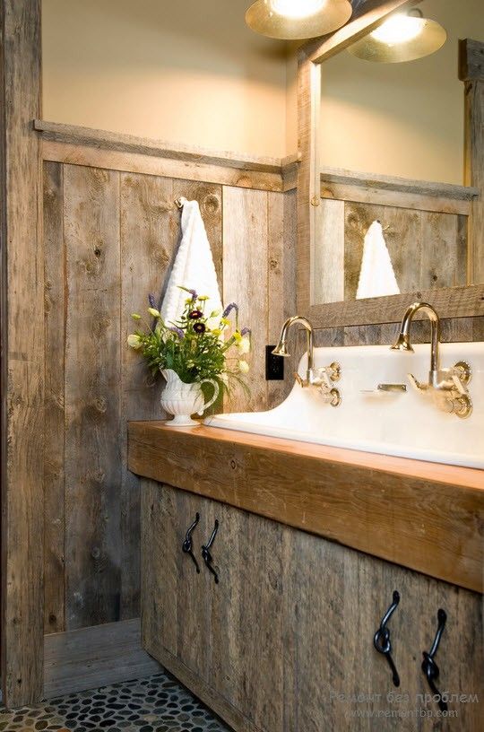 Эффектное зеркало в деревянной раме для ванной комнаты