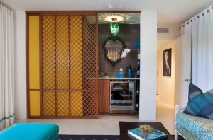 Бар в гостиной за раздвижной дверью