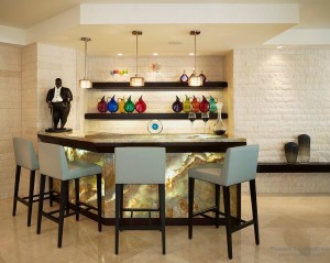 Барная стойка, украшенная яркими аксессуарами в виде бутылок