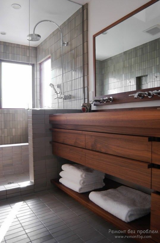 ванная комната с зеркалом в деревянной раме