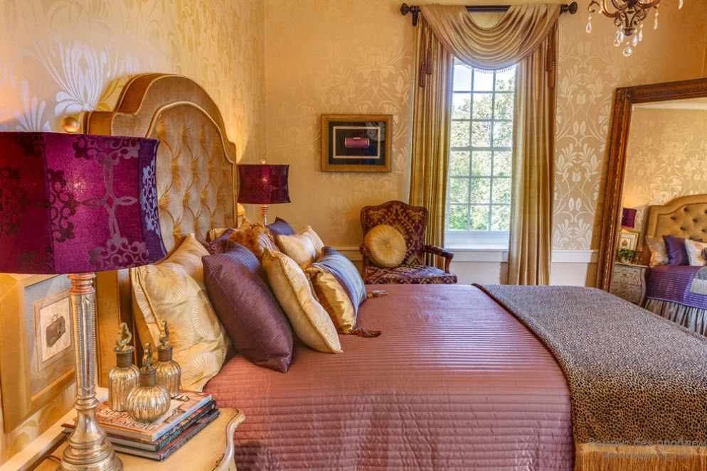 Поєднання золотого з фіолетовими відтінками у спальні