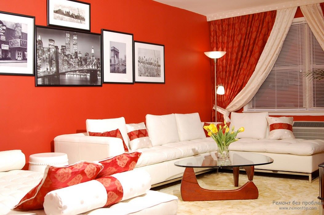 Белая мебель на фоне ярких контрастных стен в гостиной