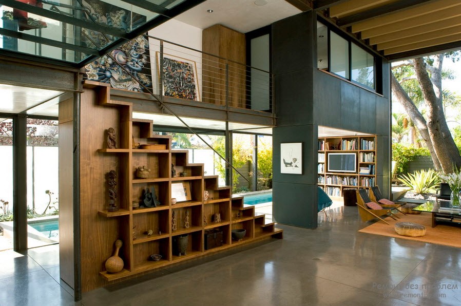 Лестница в доме из комбинированных материалов