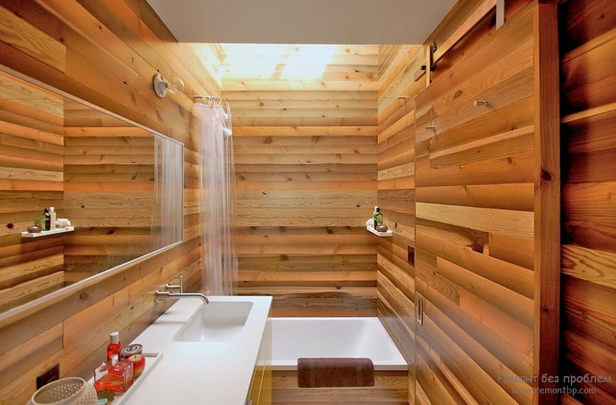 Деревянные стены и пол в ванной комнате