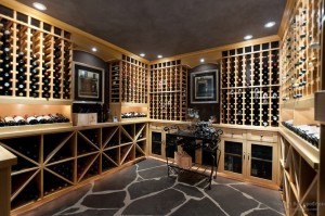 декоративный кованый столик в шикарной винной комнате