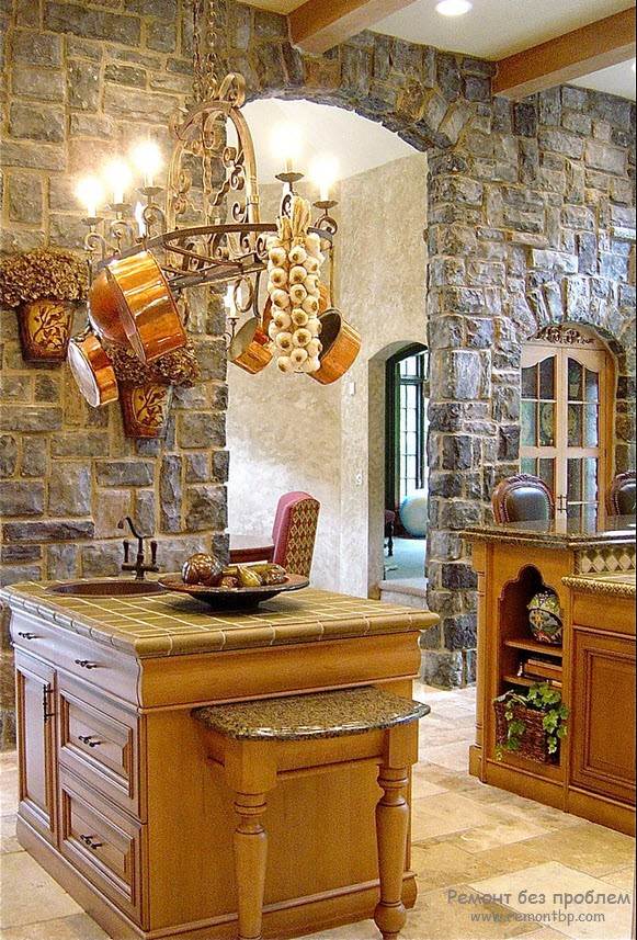 Красива кухня з оздобленням з каменю