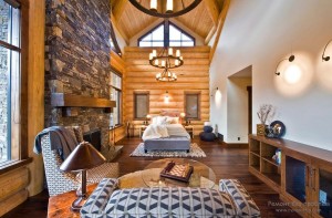Изысканная спальня с декоративным камнем в интерьере
