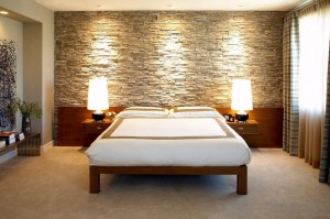 Эффектная спальня с декоративным камнем