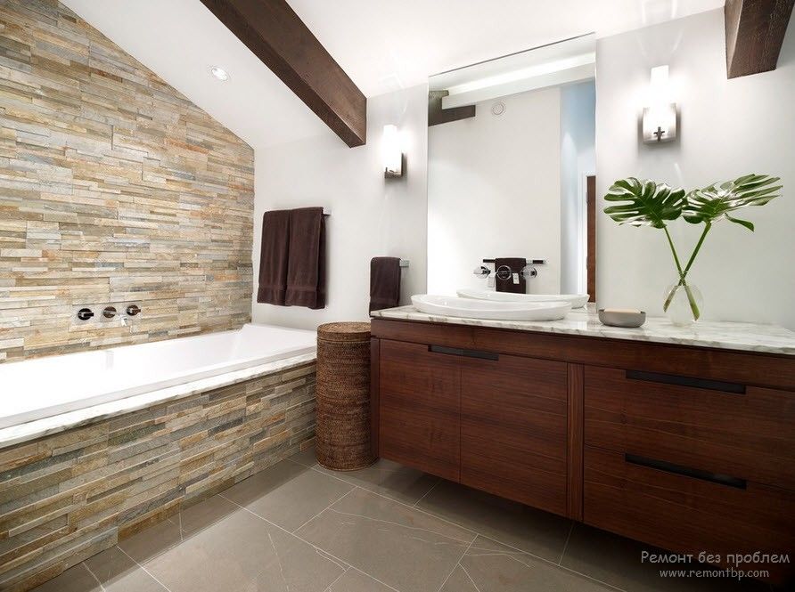 Ванна кімната з каменем в класичному стилі