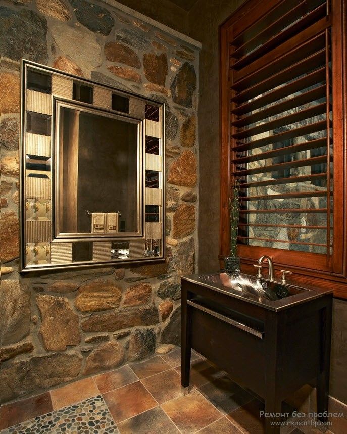 Ефектна ванна кімната з декоративним каменем насиченого кольору.