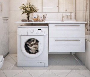 Стиральная машинка в маленькой ванной комнате