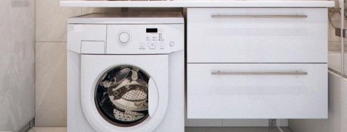 Стиральная машинка в маленькой ванной комнате
