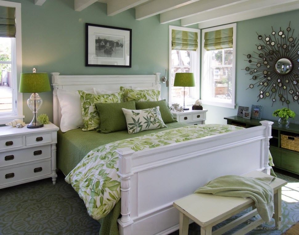 Спальня в классическом стиле с пришглушенным оливковым декором