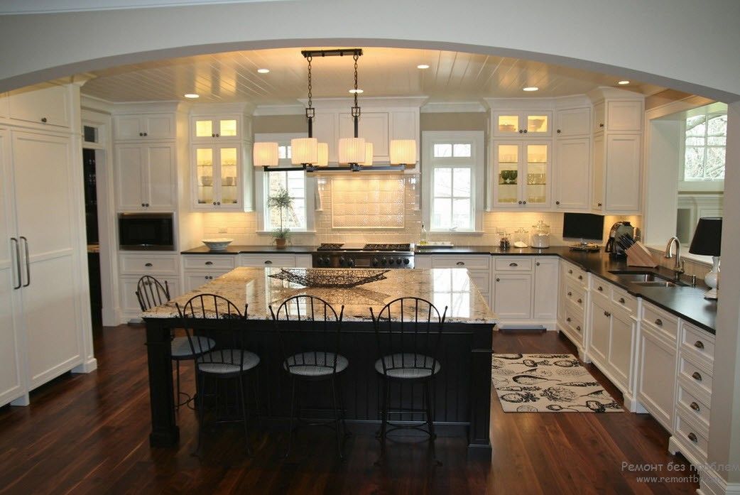Белая кухня с черной столешницей в классическом стиле