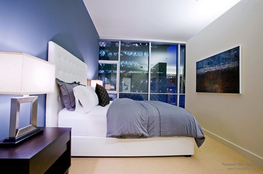 Білий колір в інтер'єрі блакитної спальні