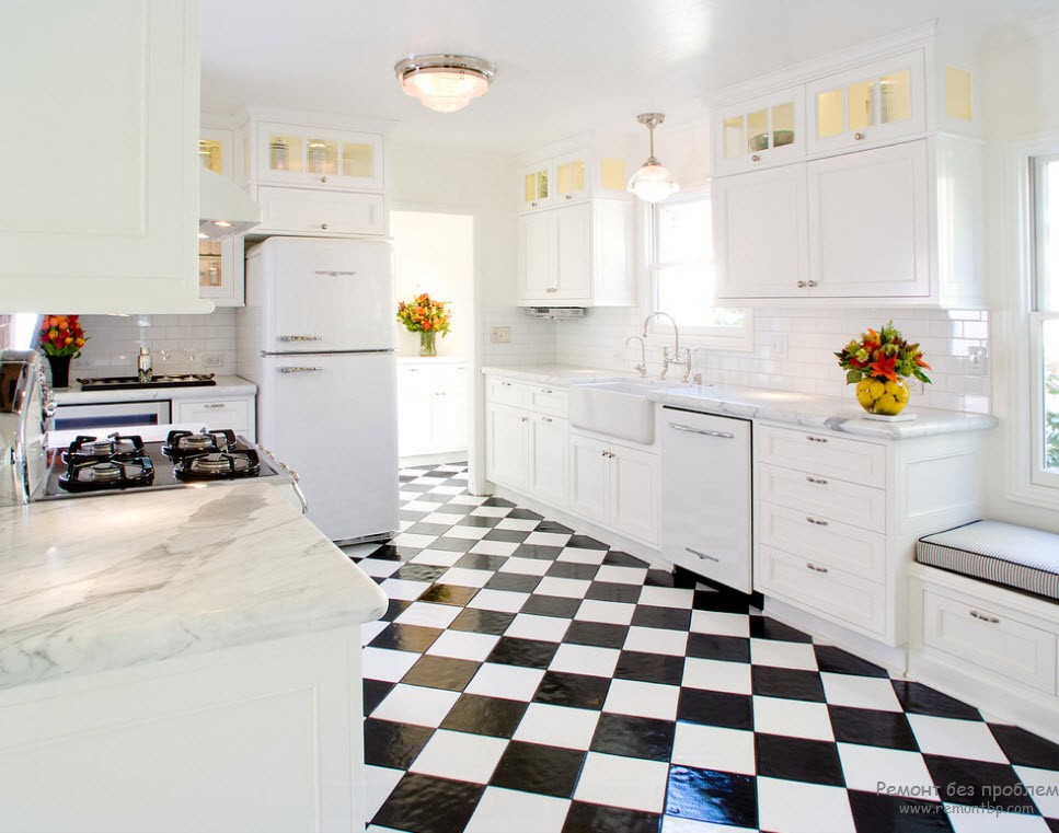 шахова підлога - яскравий акцент на фоні білої кухні.