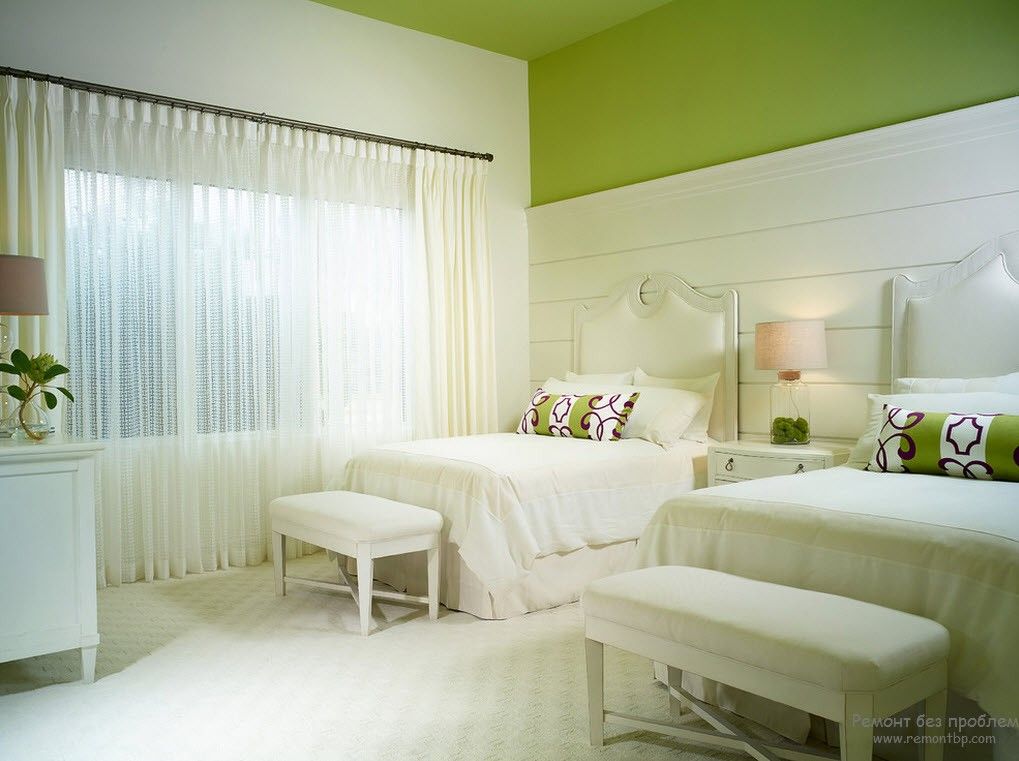 Белый интерьер спальни в сочетании с фисташковым цветом