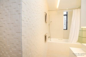 Использование одного светлого тона для отделки ванной комнаты в стиле минимализм