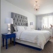 Люстра и торшеры в синей спальне
