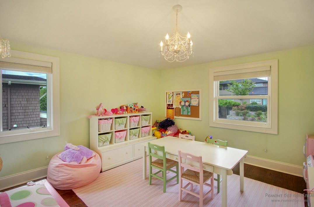 Сочетание двух нежных оттенков - розового и зеленого в интерьере детской комнаты