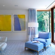 Желтный цвет в интерьере голубой спальни