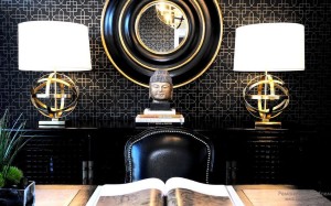 оригинальные настольные светидльники в эксклюзивном интерьере кабинета