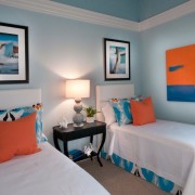 Оранжевые нотки в сочетании с голубым цветом