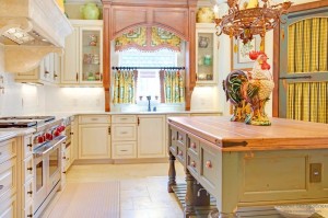 Классические шторы в кухне